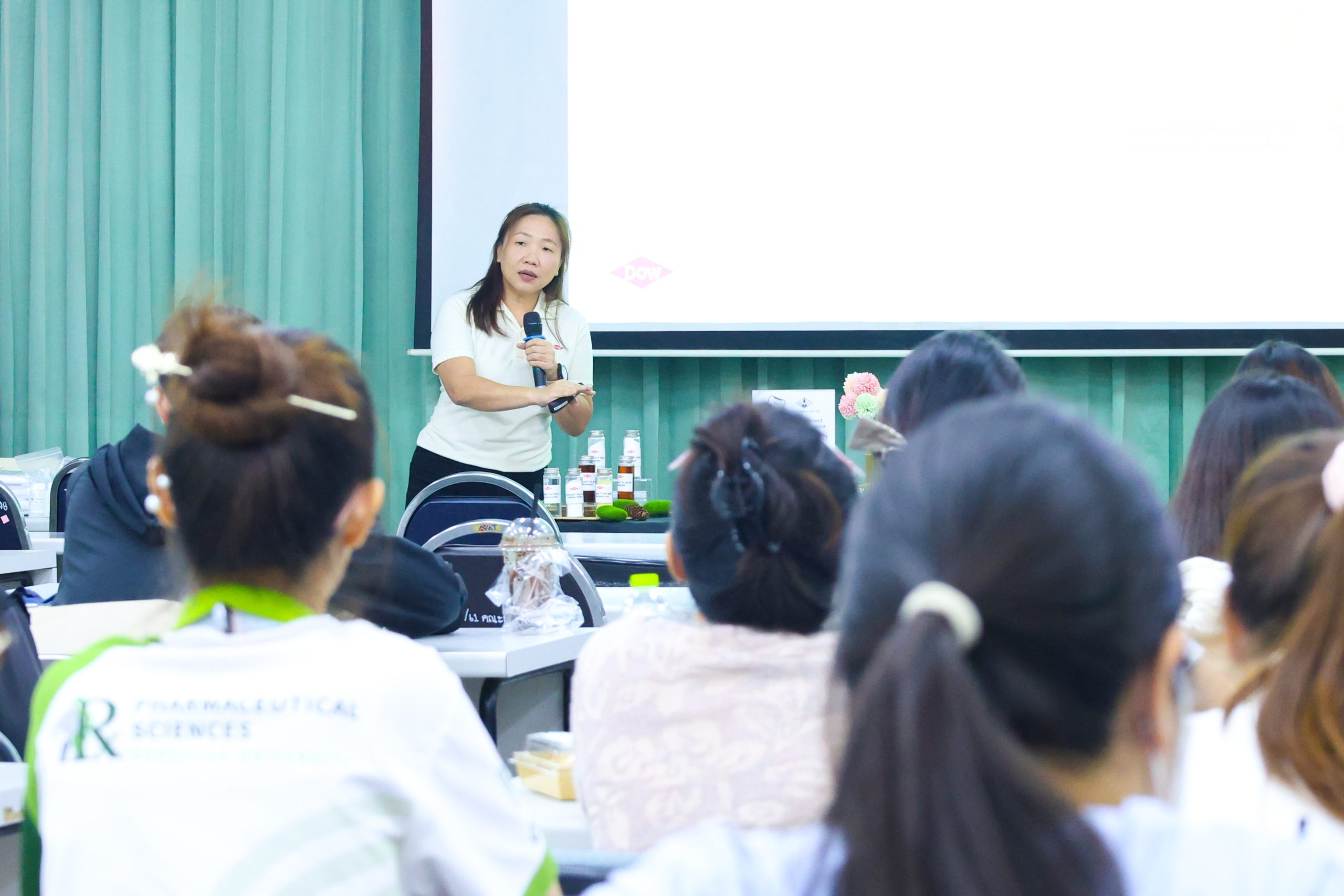 บรรยากาศการบรรยายหัวข้อ “Basic Knowledge of Dow Personal Care Solutions” จาก คุณพรพรรณ สิงหะพันธุ ตำแหน่ง Technical Service and Development บริษัท ดาว เคมิคอล ประเทศไทย จำกัด